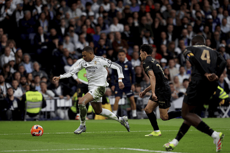 AC米兰轻取巴萨,姆巴佩补时绝平亚洲杯 AC米兰轻取巴萨,姆巴佩补时绝平亚洲杯